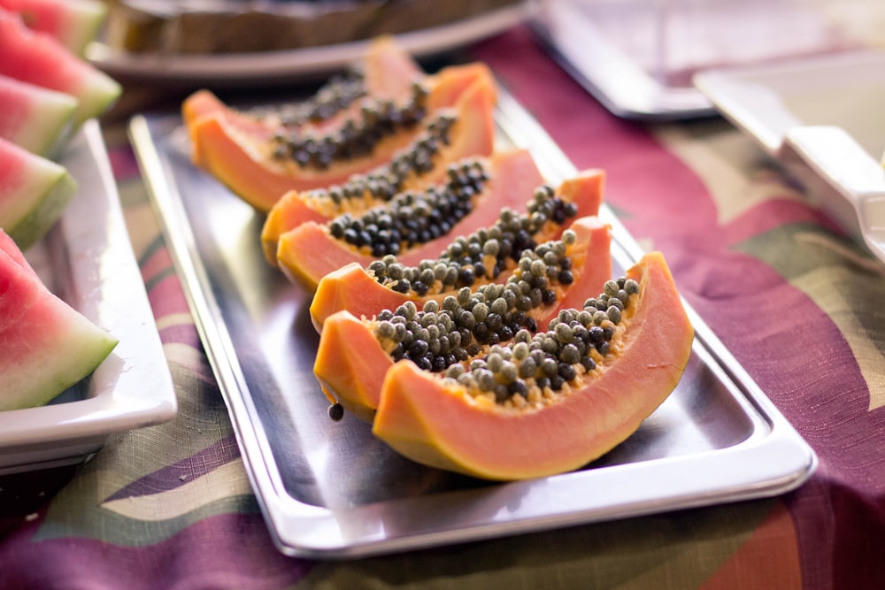 papaya fruits on focus photography