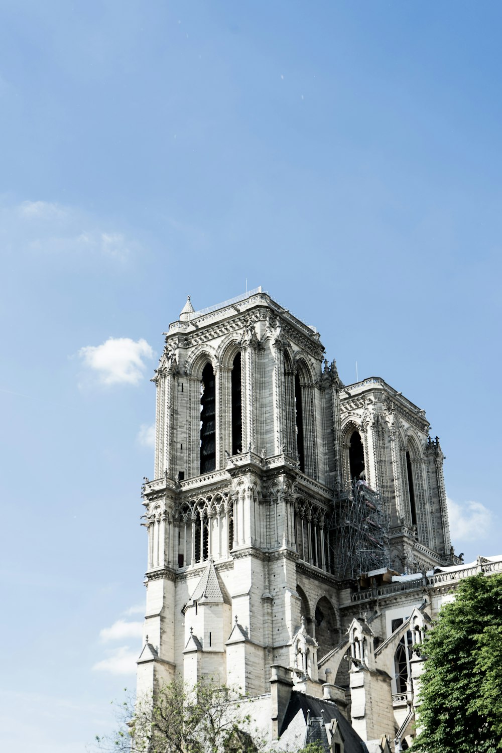 Bâtiment en béton blanc