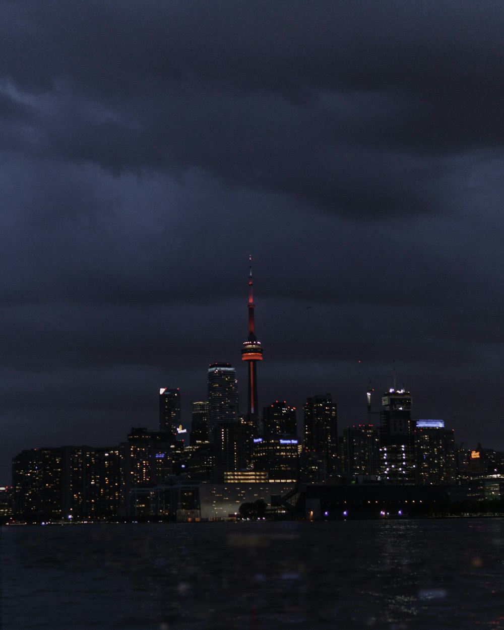 immeuble de grande hauteur pendant la nuit