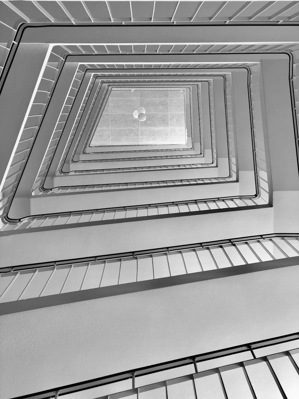 Una foto en blanco y negro de un montón de escaleras