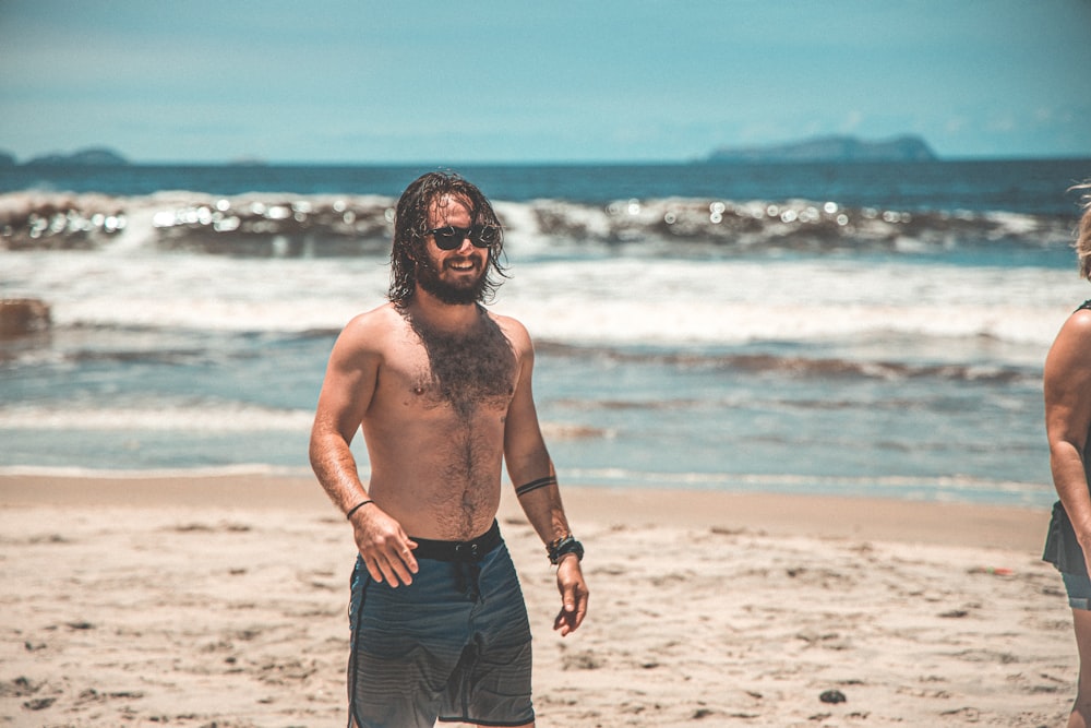 hombre en topless en la playa