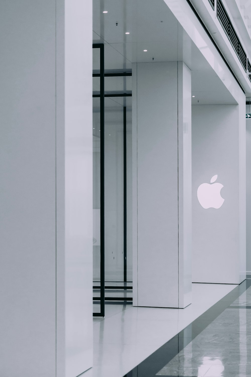 Logotipo de Apple en un edificio de hormigón