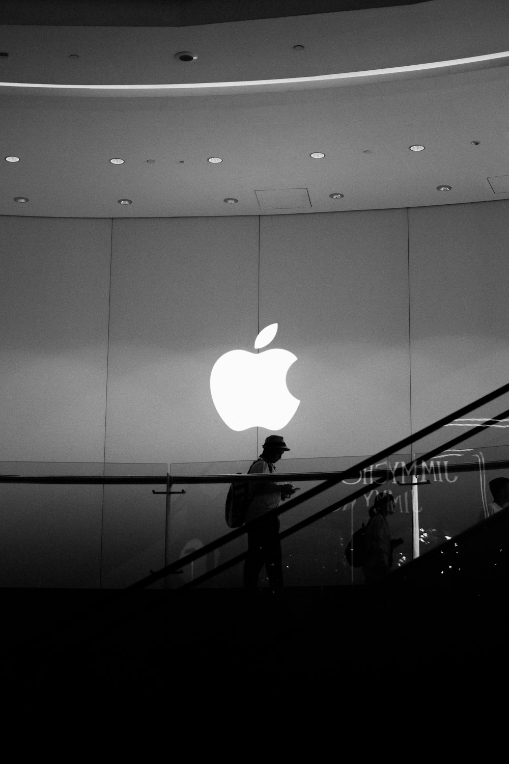 persona dentro del edificio de Apple