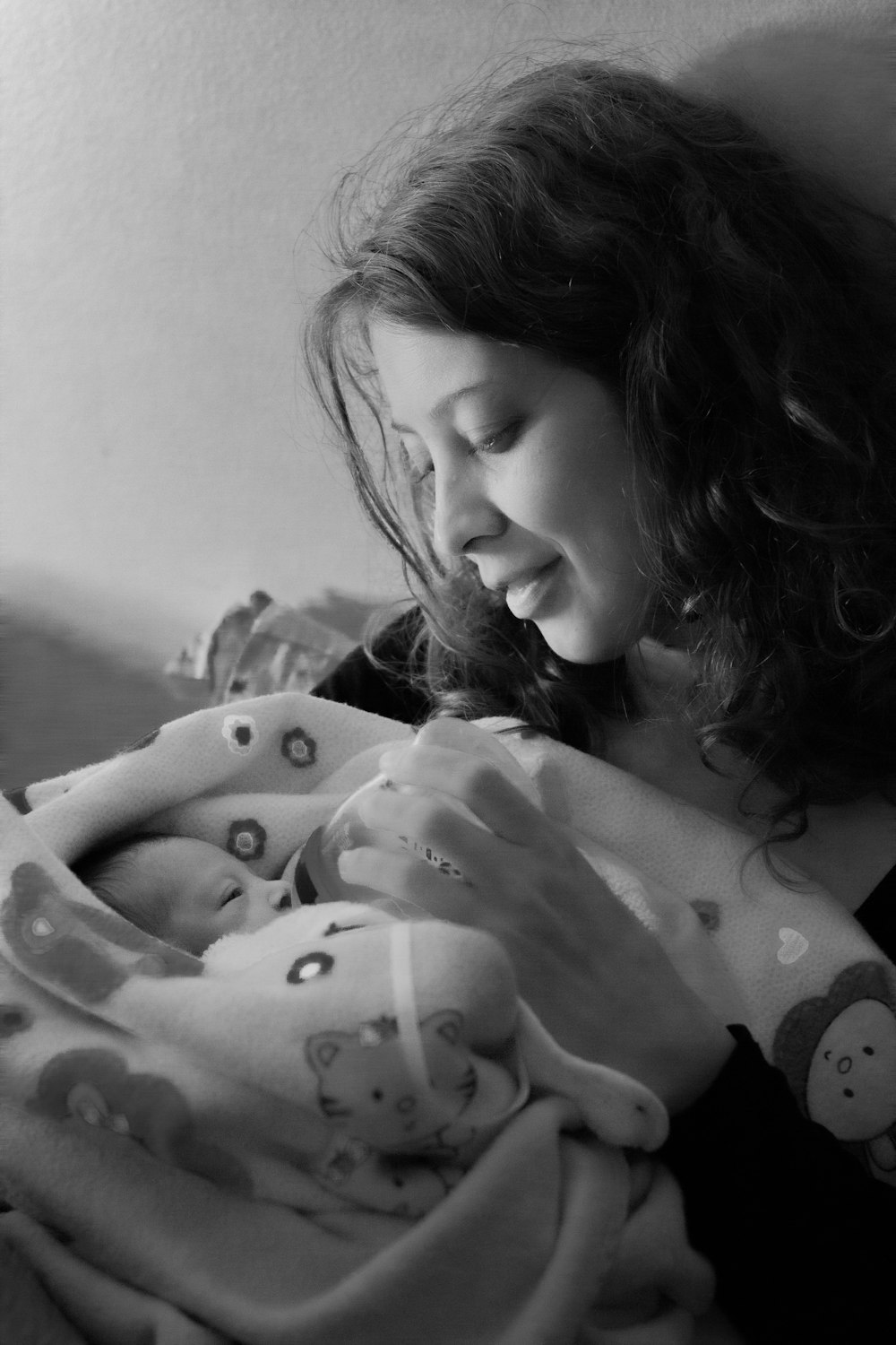 哺乳瓶で赤ちゃんに授乳する女性