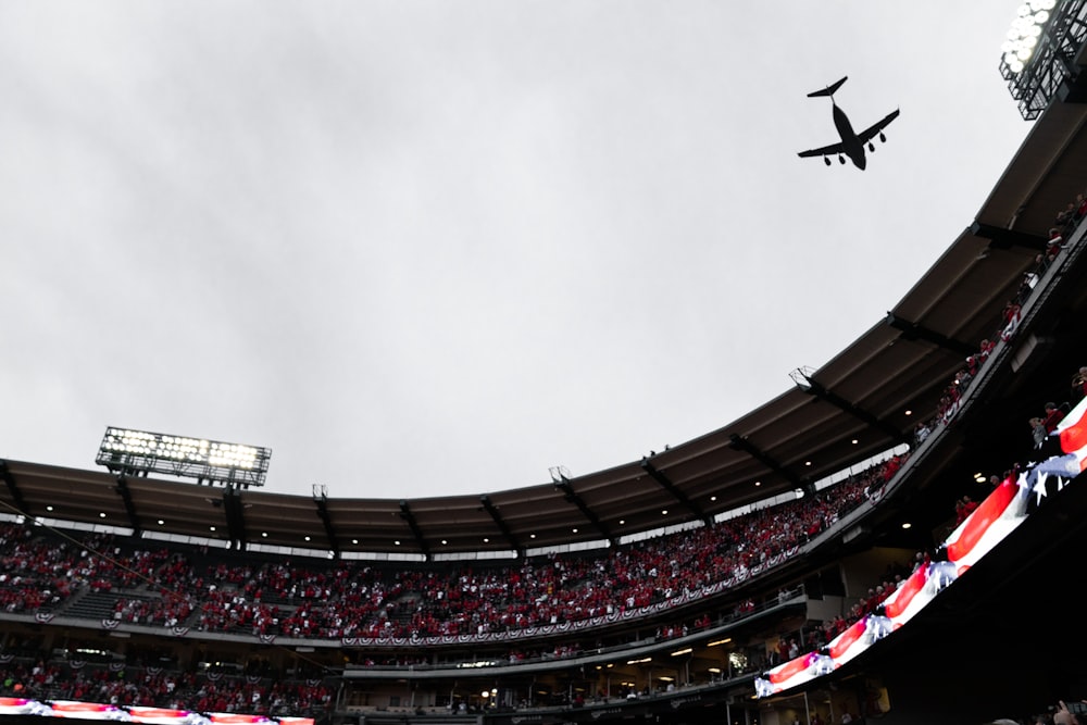 Flugzeug fliegt über Stadion