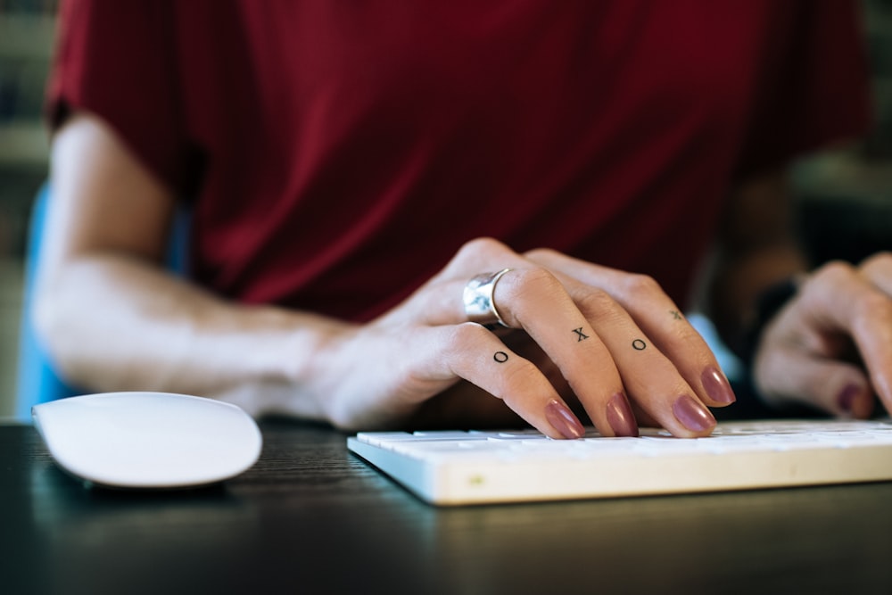 mujer usando Apple Mighty Keyboard