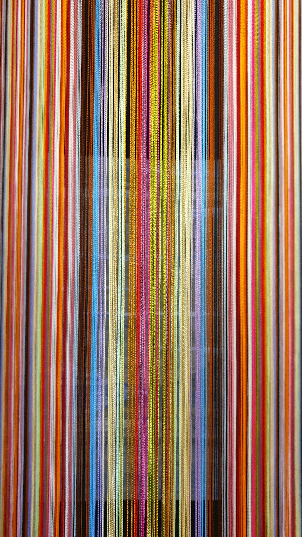 여러 가지 빛깔의 줄무늬 벽지