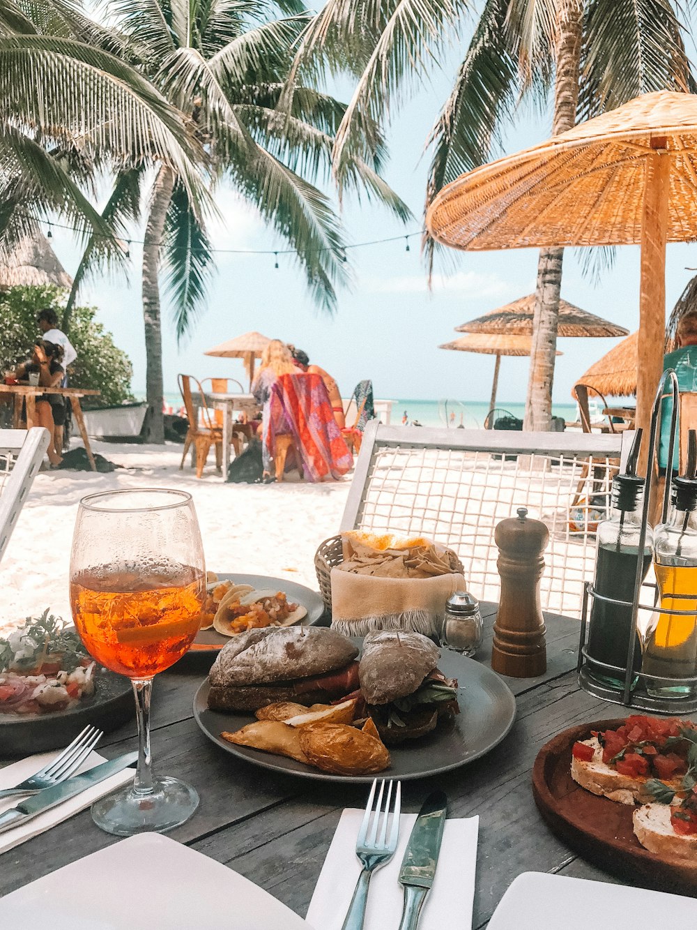 Tagsüber am Strand Essen auf dem Tisch