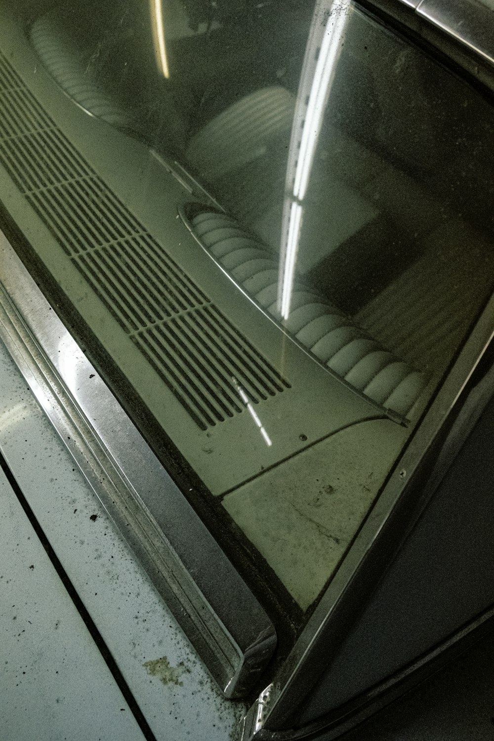 um forno de micro-ondas sentado em cima de um balcão