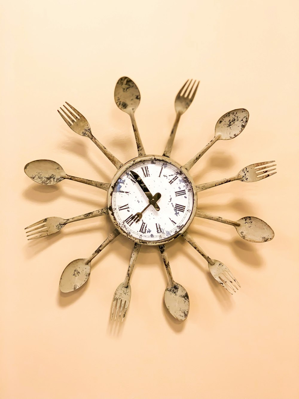 beige and white spoon and fork framed clock displaying 7:55