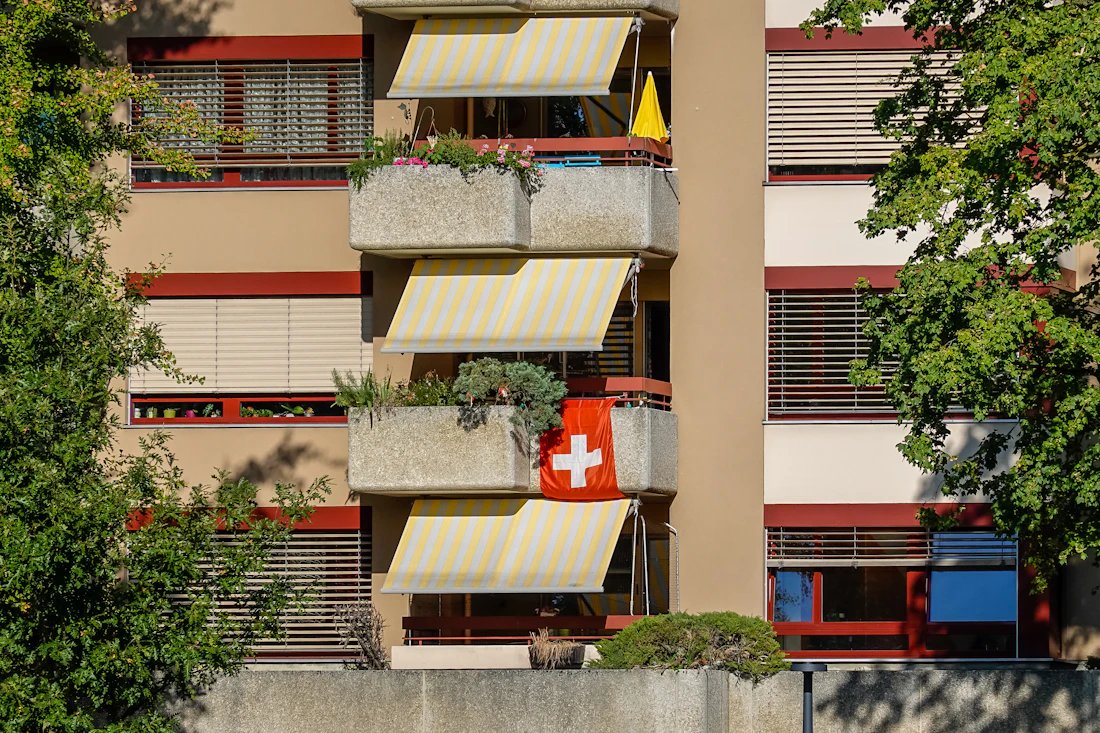 Fassade eines Mehrfamilienhauses
