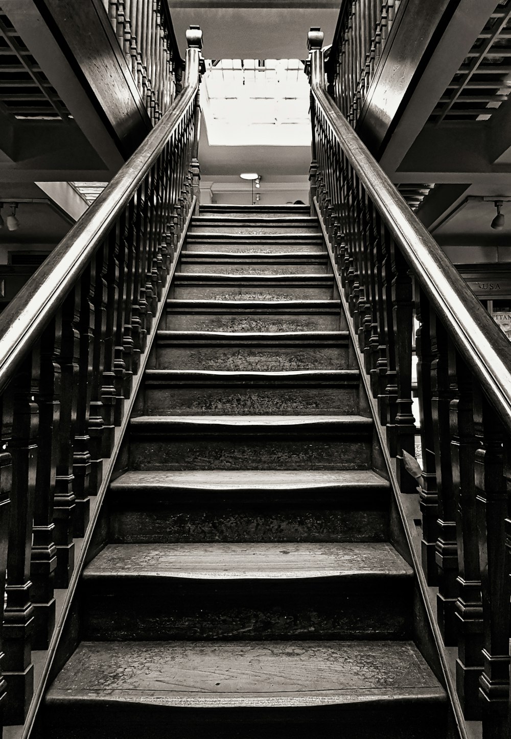escadas de madeira cinzenta