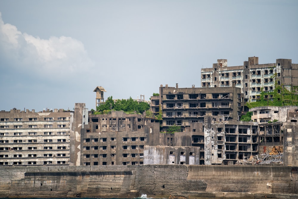 Bâtiment brun pendant la journée