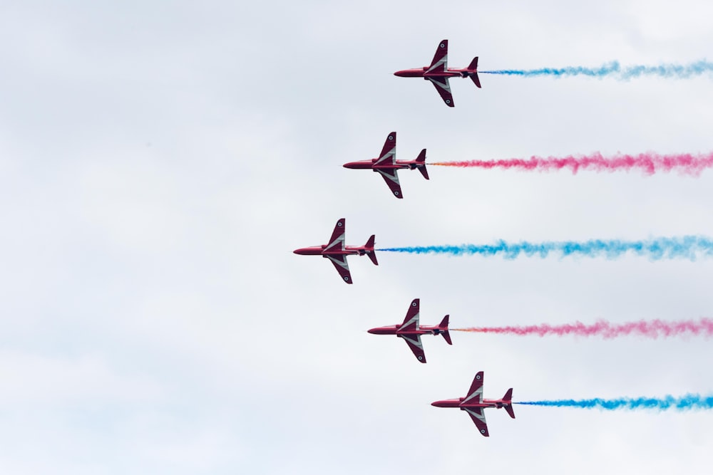 Voitures noires volant pendant la journée