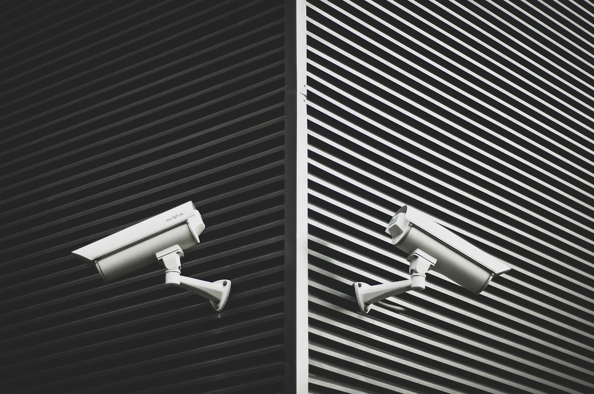Cámaras CCTV de seguridad instaladas en pared exterior