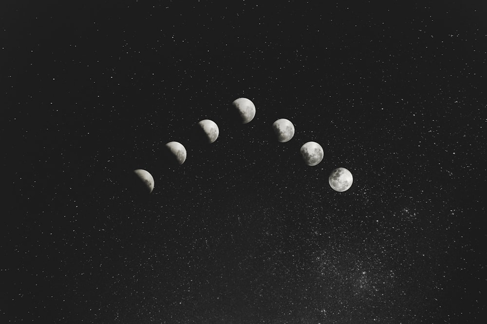 Graustufenfotografie der Illustration von sieben Monden