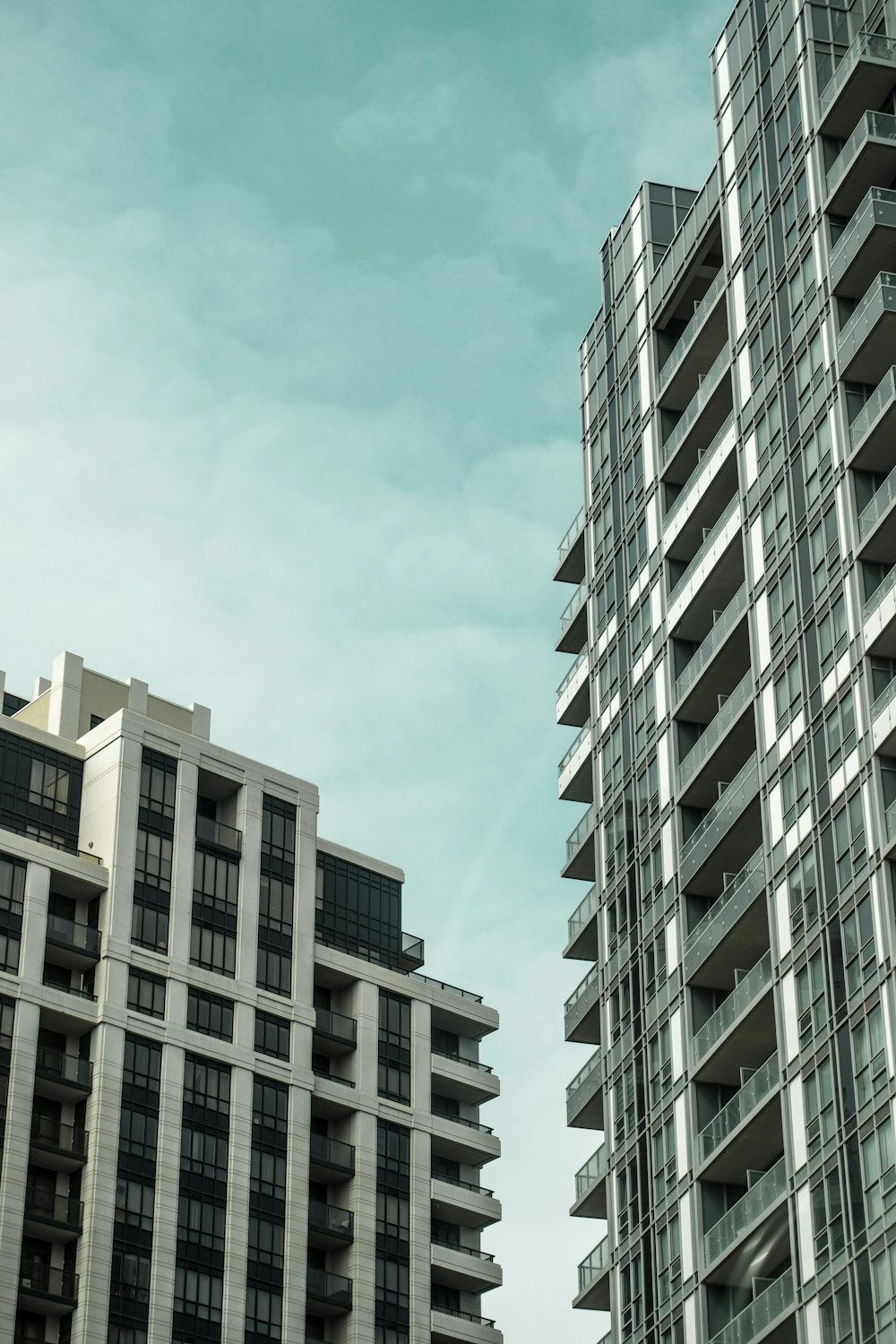 grey concrete high-rise building