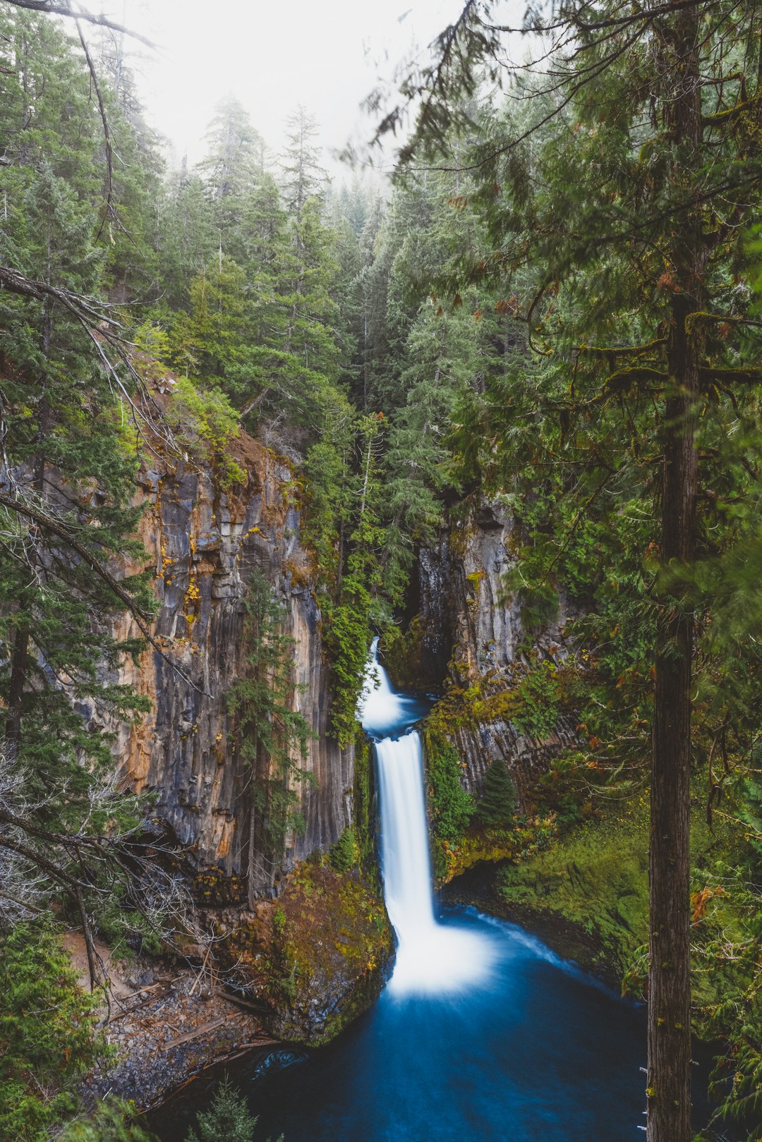 waterfalls between mountain during daytime