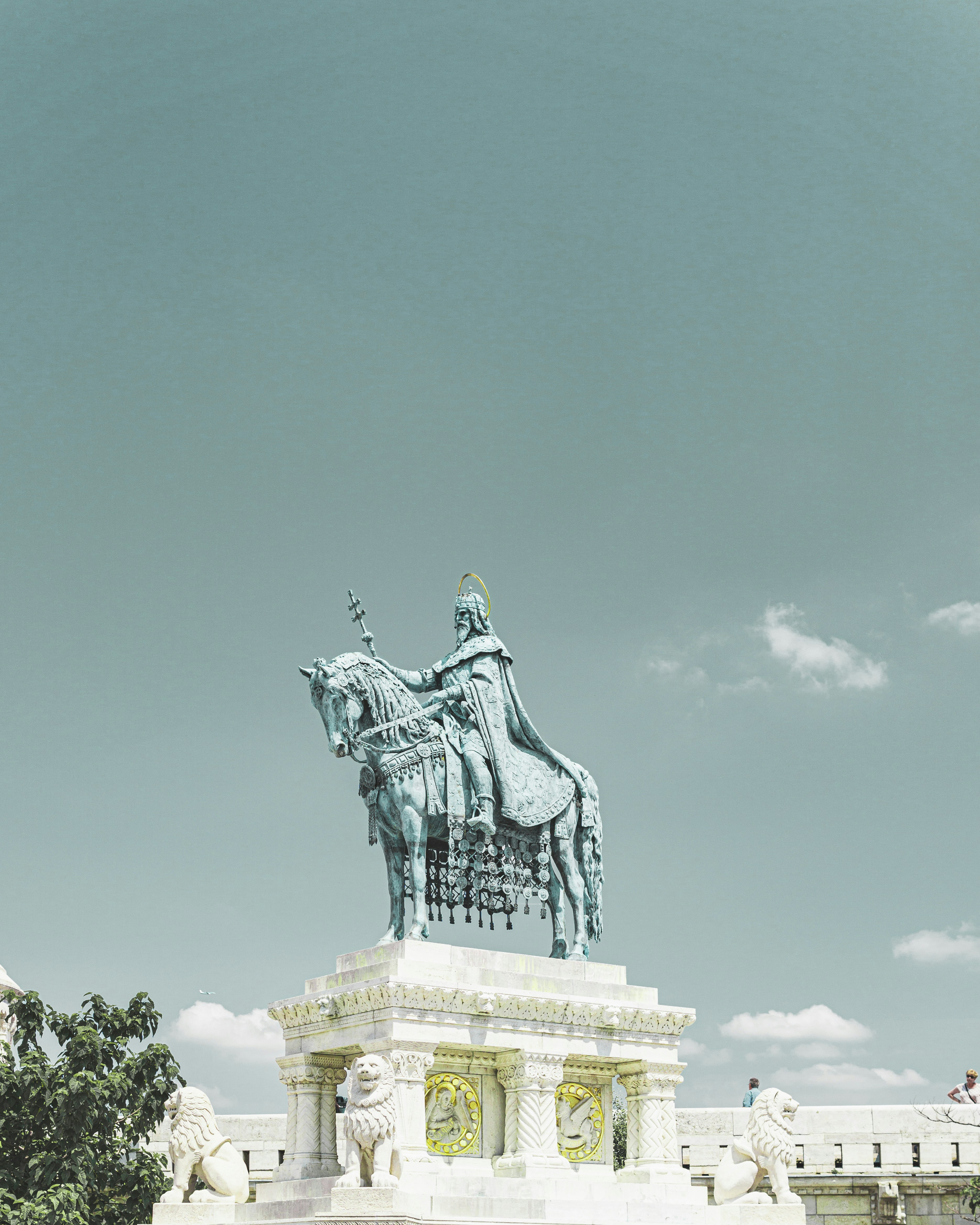 Man riding on horse concrete statue at daytime photo Free Grey Image