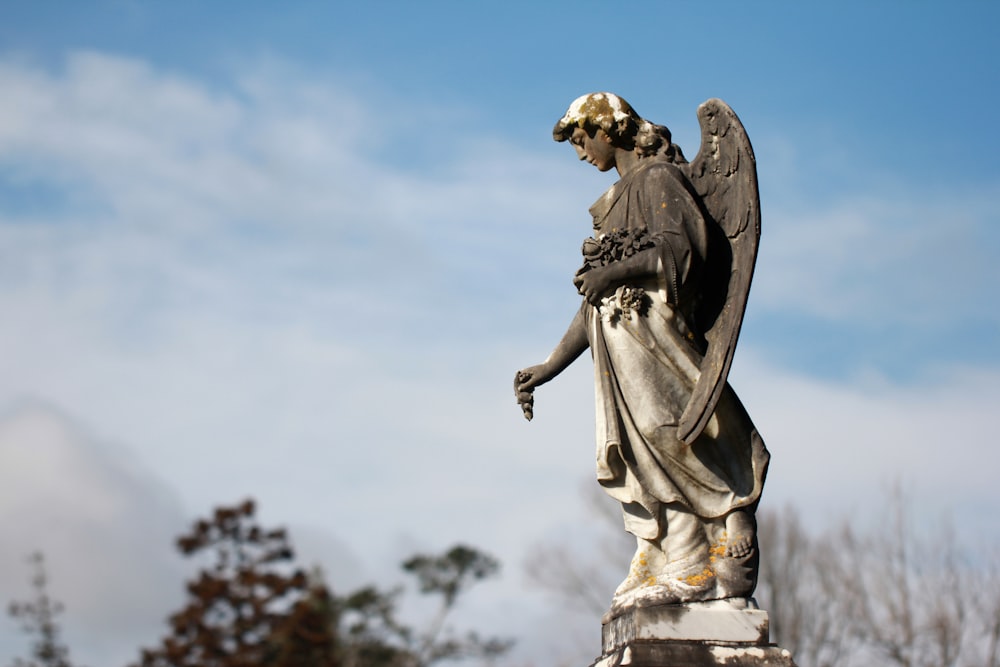 Statua grigia dell'angelo al giorno