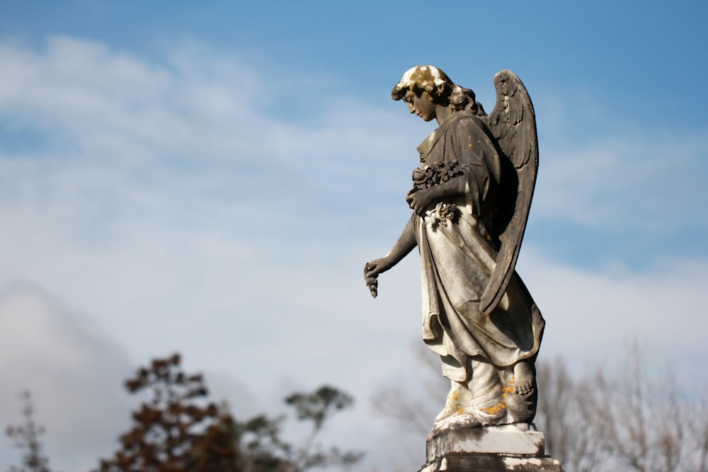 Estatua de ángel gris durante el día