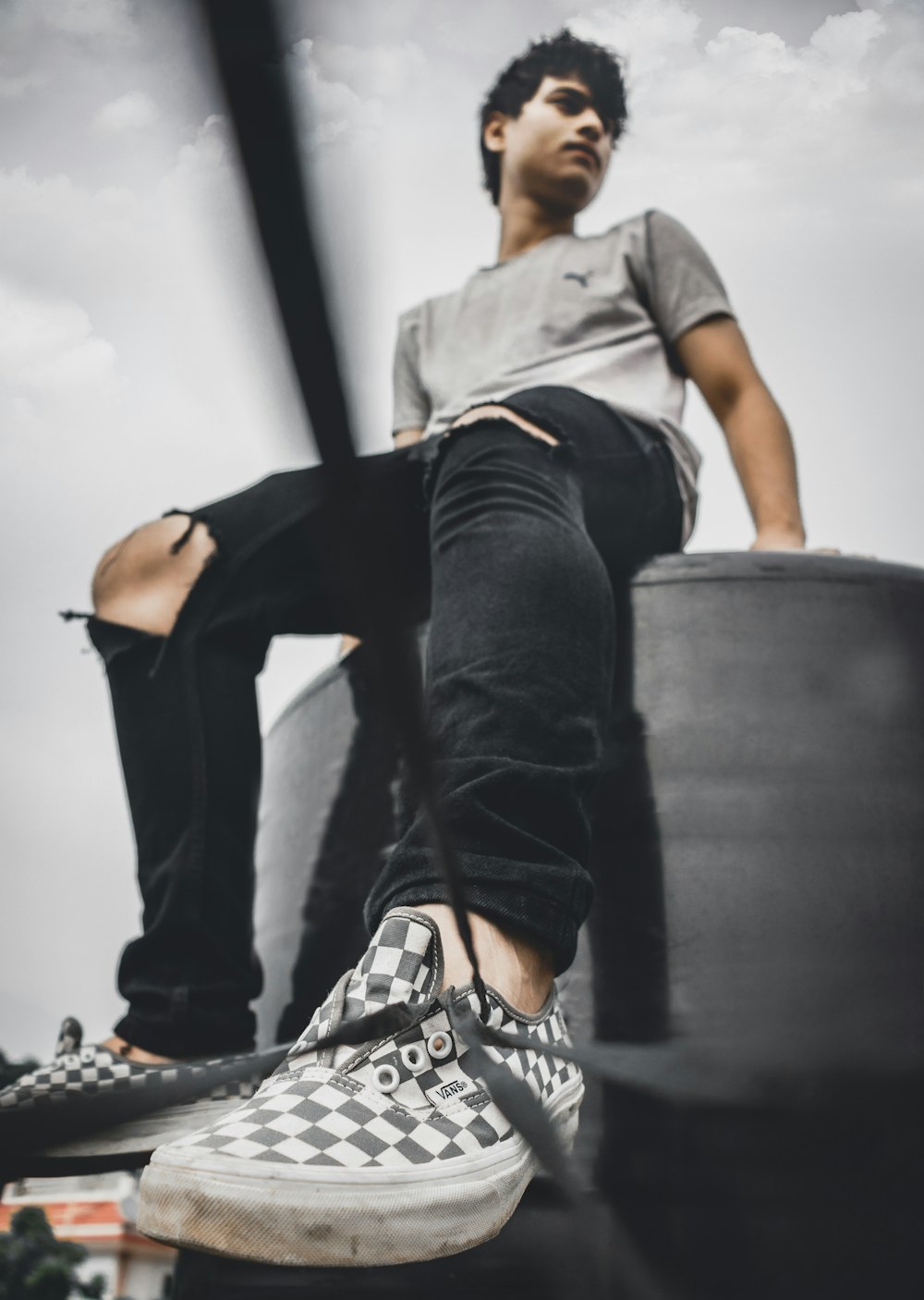 Mann trägt Distressed Black Denim Jeans Nahaufnahme Fotografie