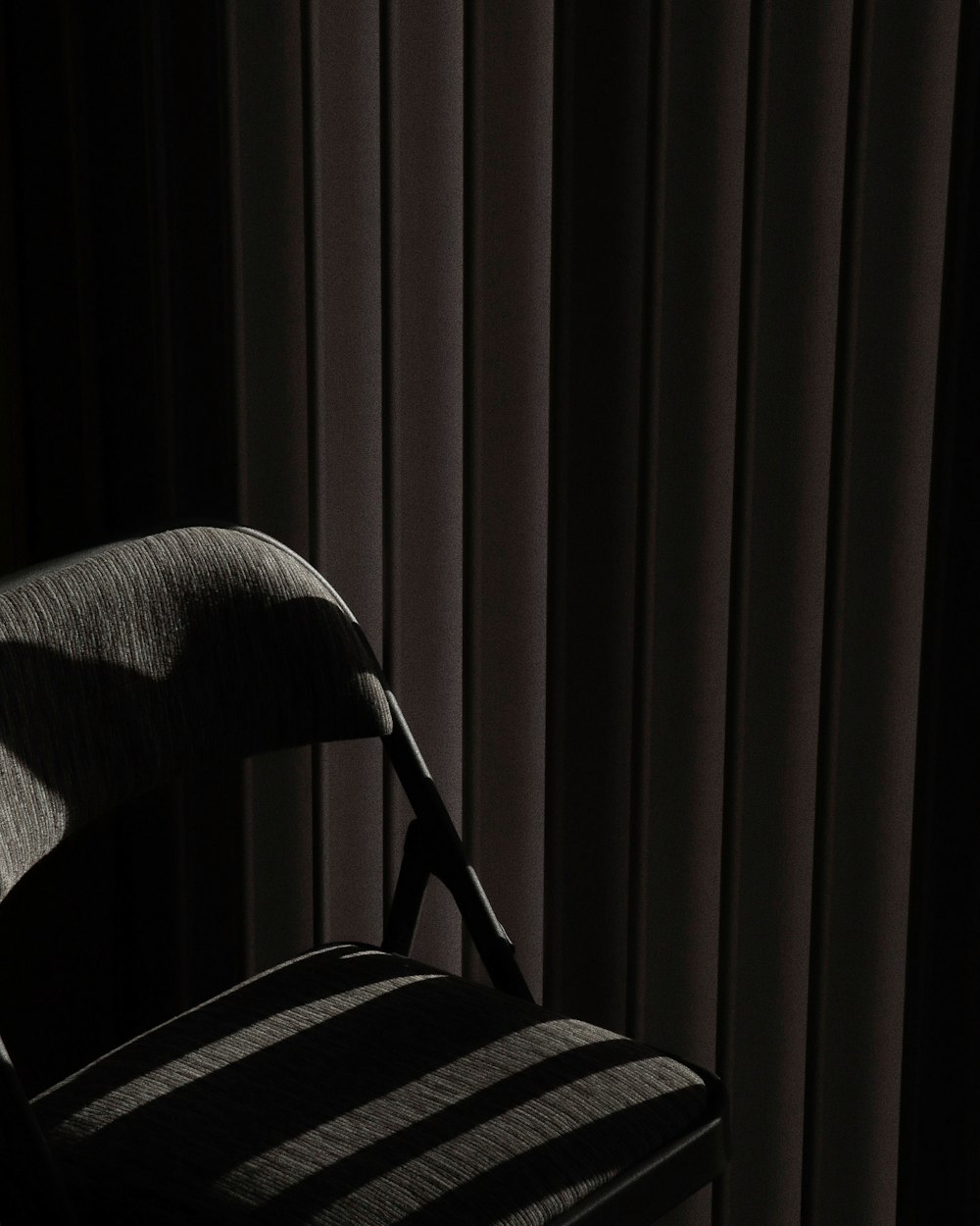 black and gray folding chair close-up photography