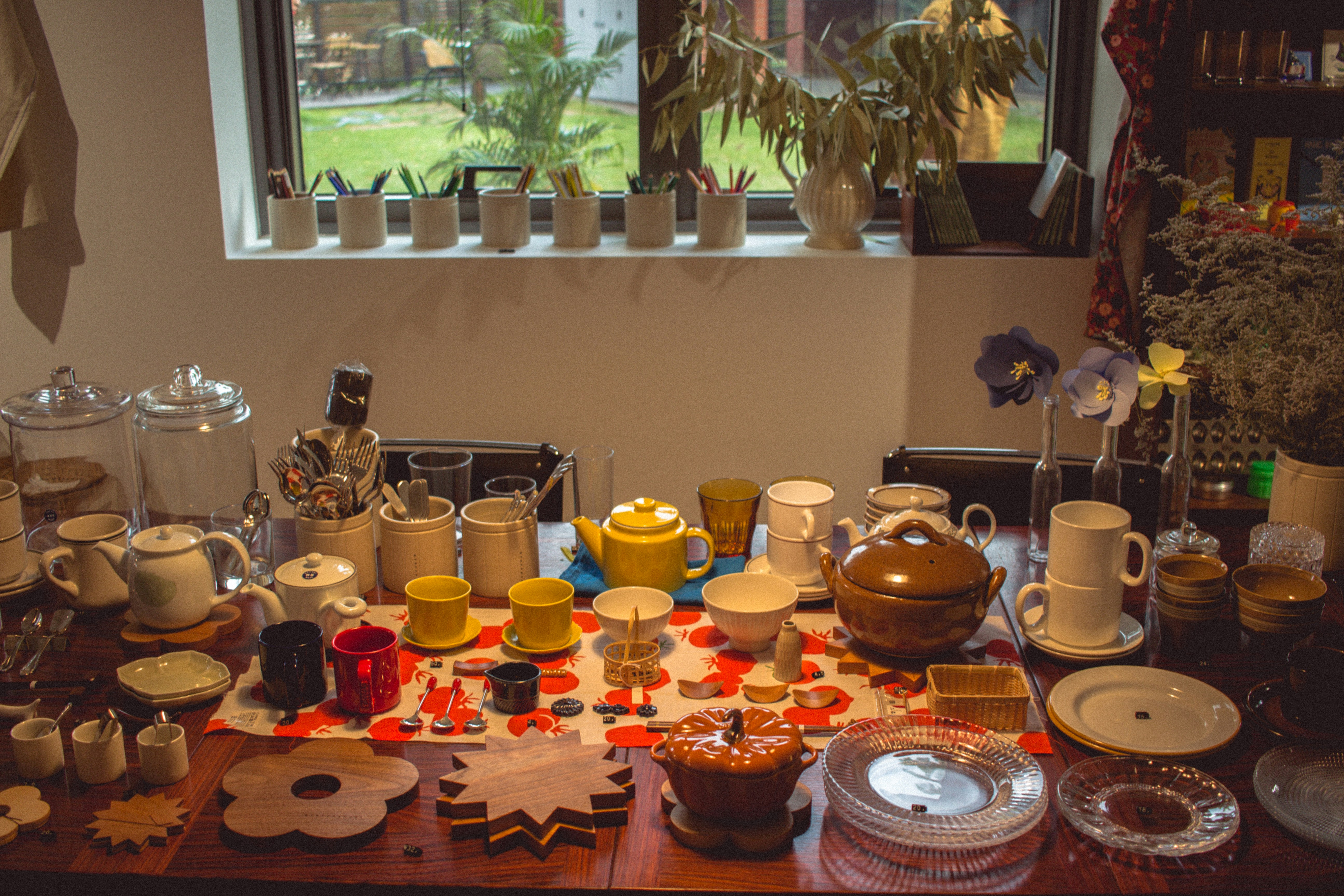 Juego de vajilla de cerámica blanca y marrón