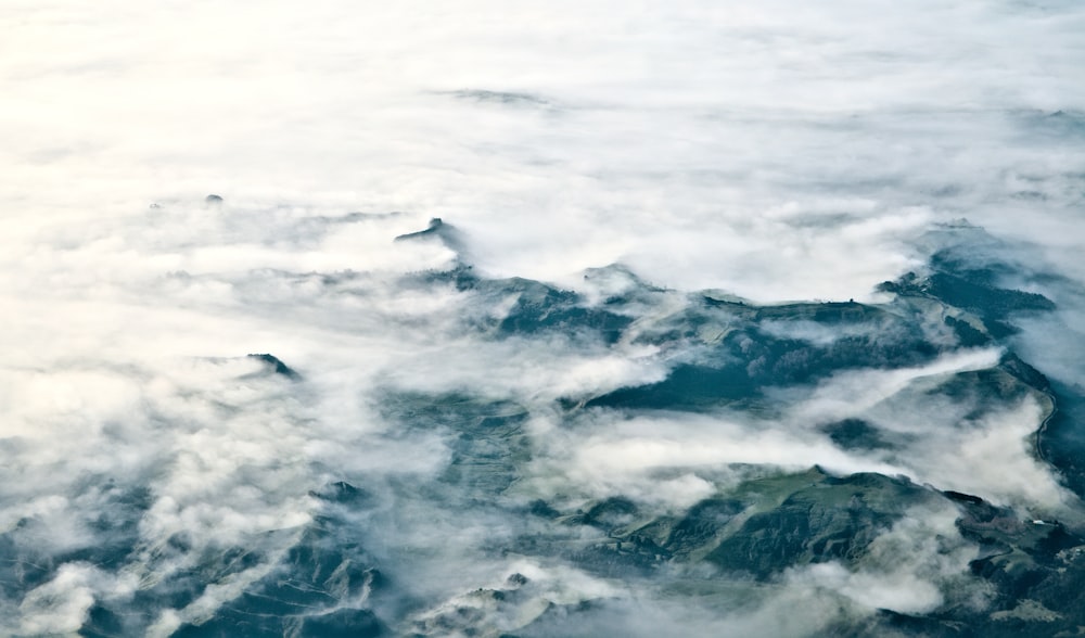 Eine Luftaufnahme eines in Wolken gehüllten Gebirges