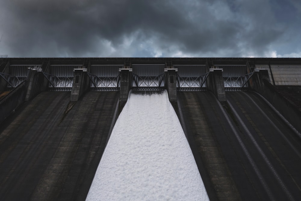 Fotografía de ángulo bajo de pared de hormigón bajo cielo nublado