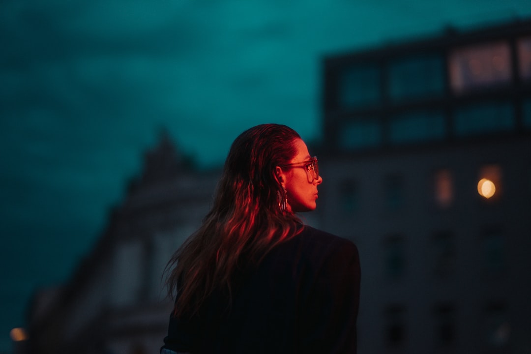 unknown person facing sideways outdoors, credit:@szvmanski<p></figure>www.instagram.com/szvmanski
