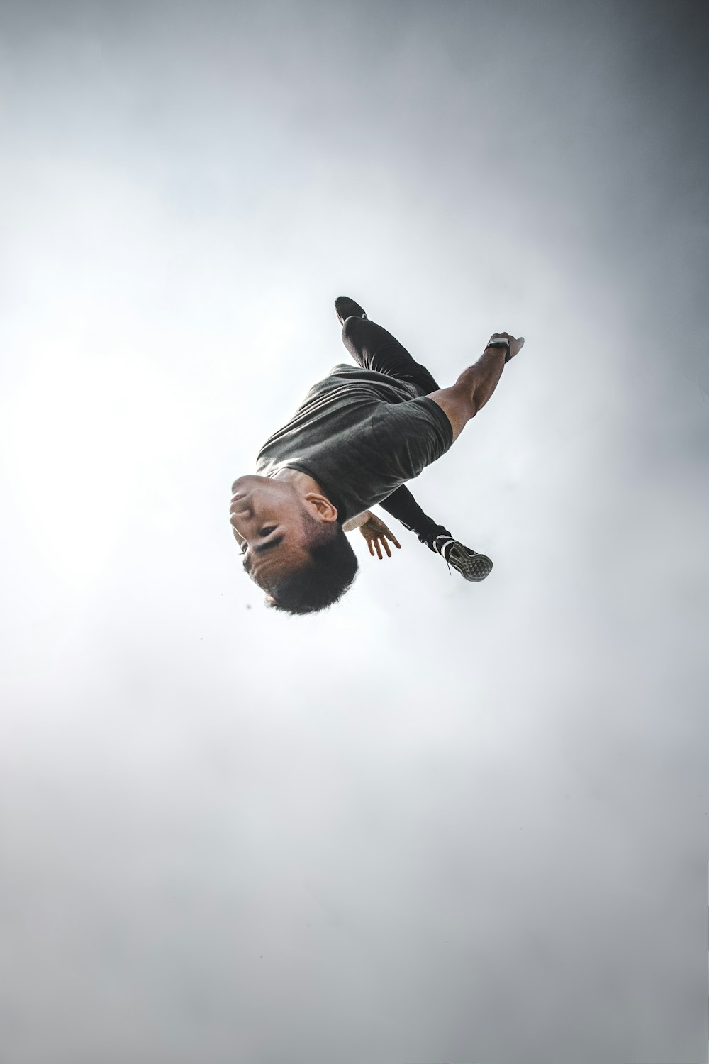 Ein Mann, der auf einem Skateboard durch die Luft fliegt