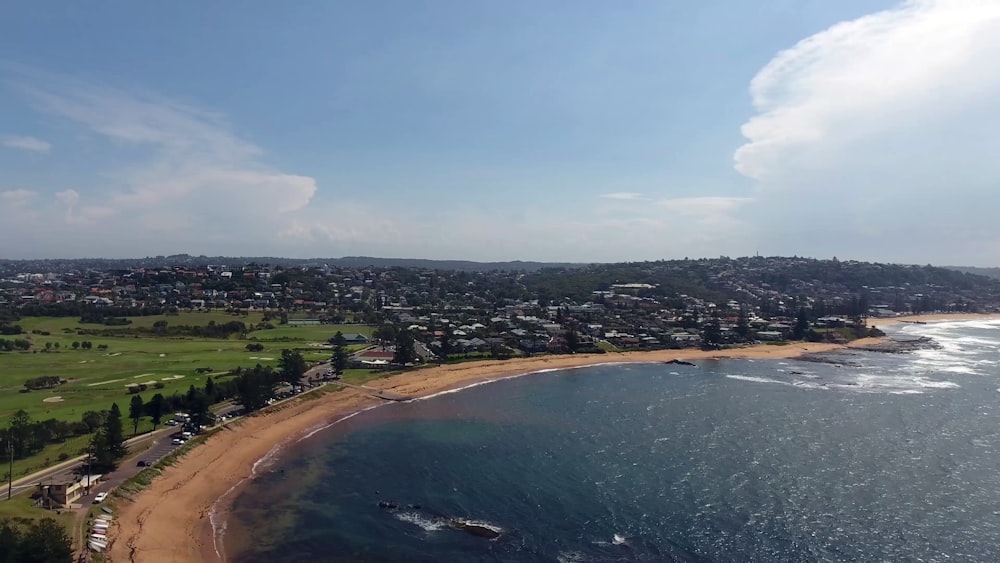 fotografia aerea di un paesaggio urbano in riva al mare durante il giorno