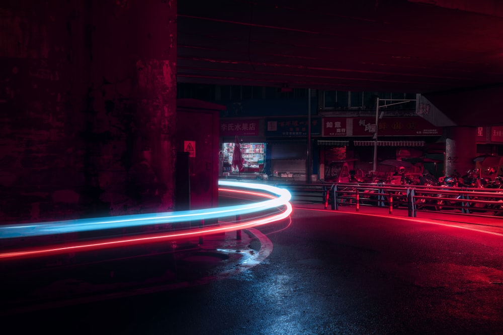 Photographie en accéléré de la rue courbe pendant la nuit