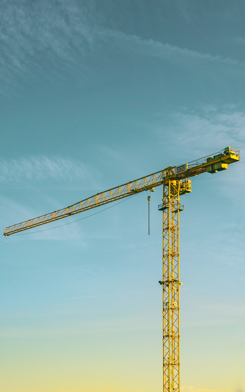 grue à béton jaune