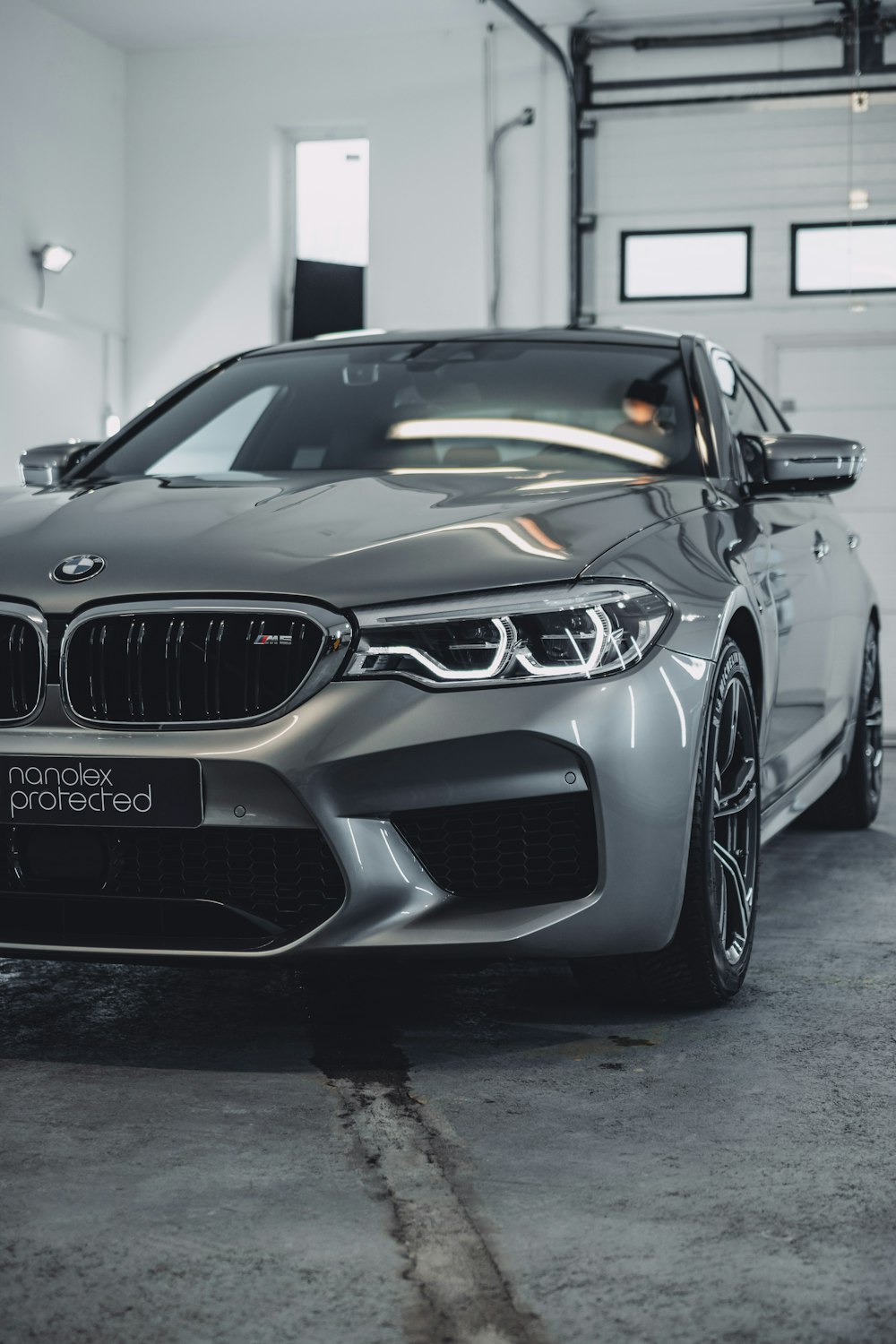 sedán BMW gris