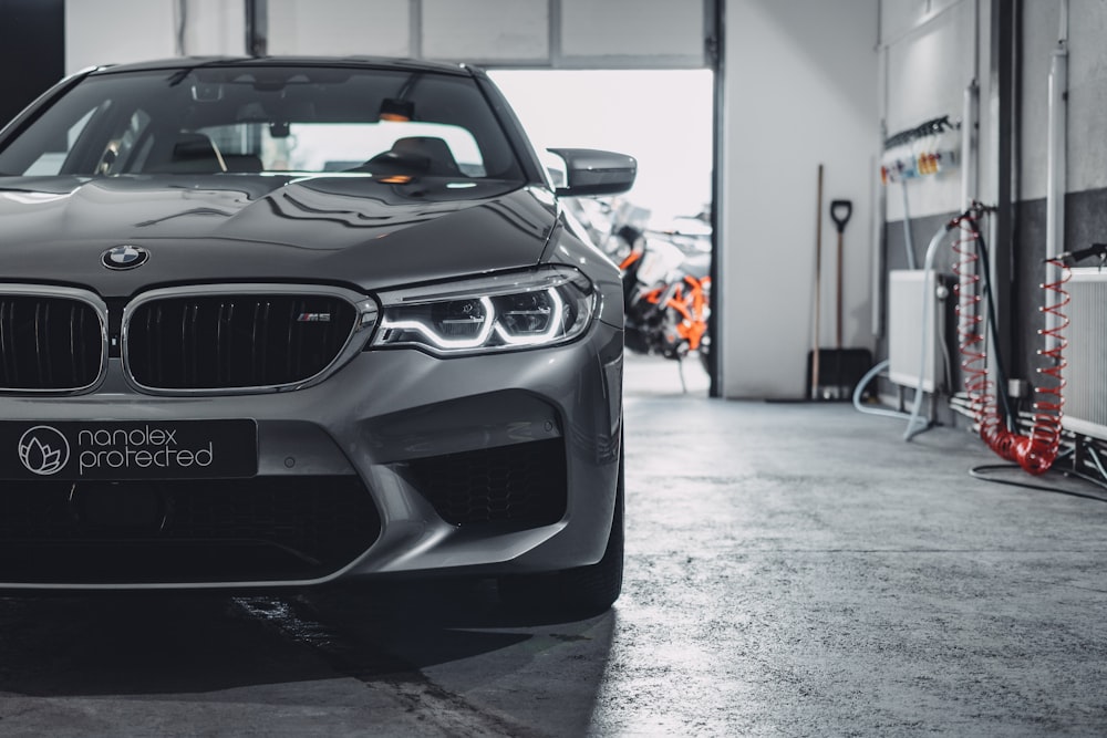 회색 BMW 자동차