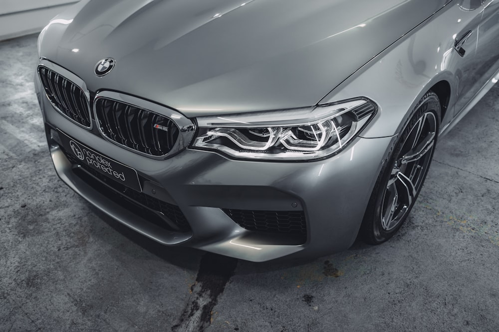 회색 BMW 자동차