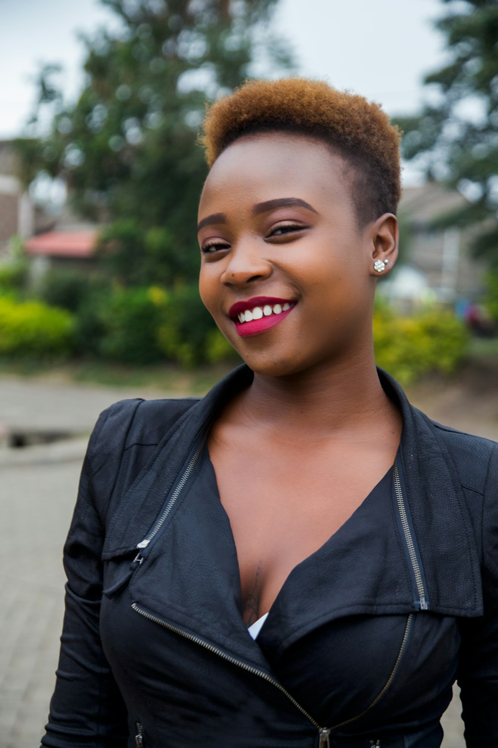 woman wearing black zip-up jacket