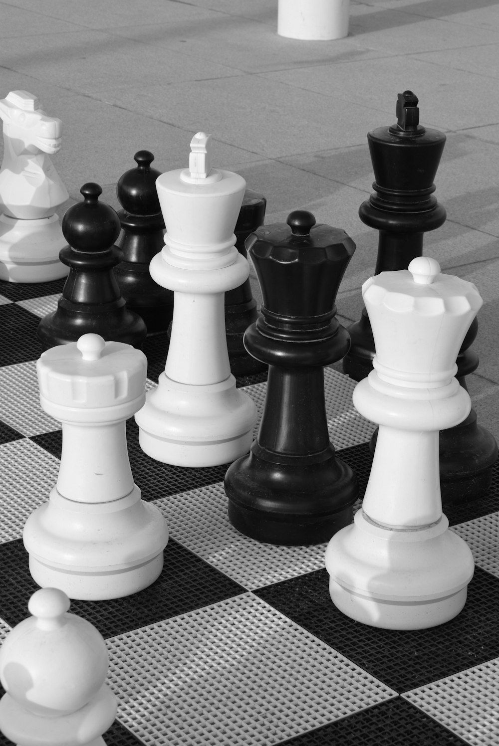 흰색과 검은 색 체스 말
