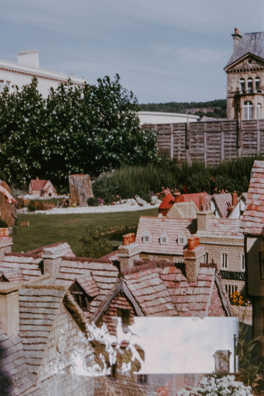 uma imagem de uma cidade com uma torre do relógio ao fundo