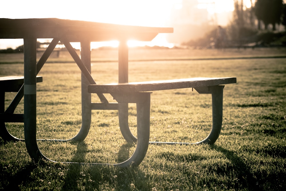 grauer Picknicktisch auf der Wiese bei Sonnenuntergang