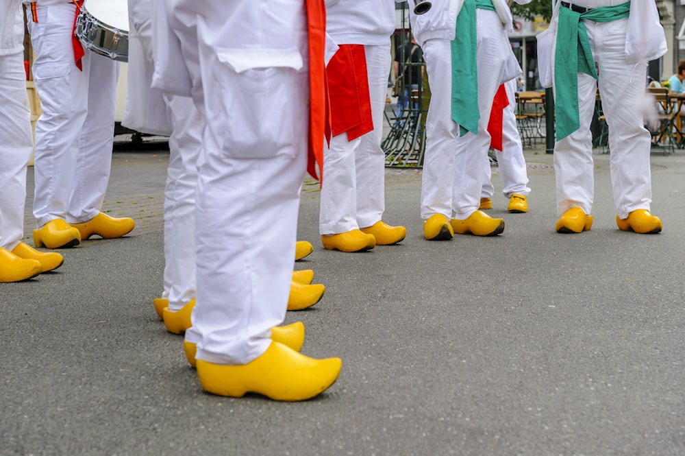 personnes portant des chaussures en cuir jaune