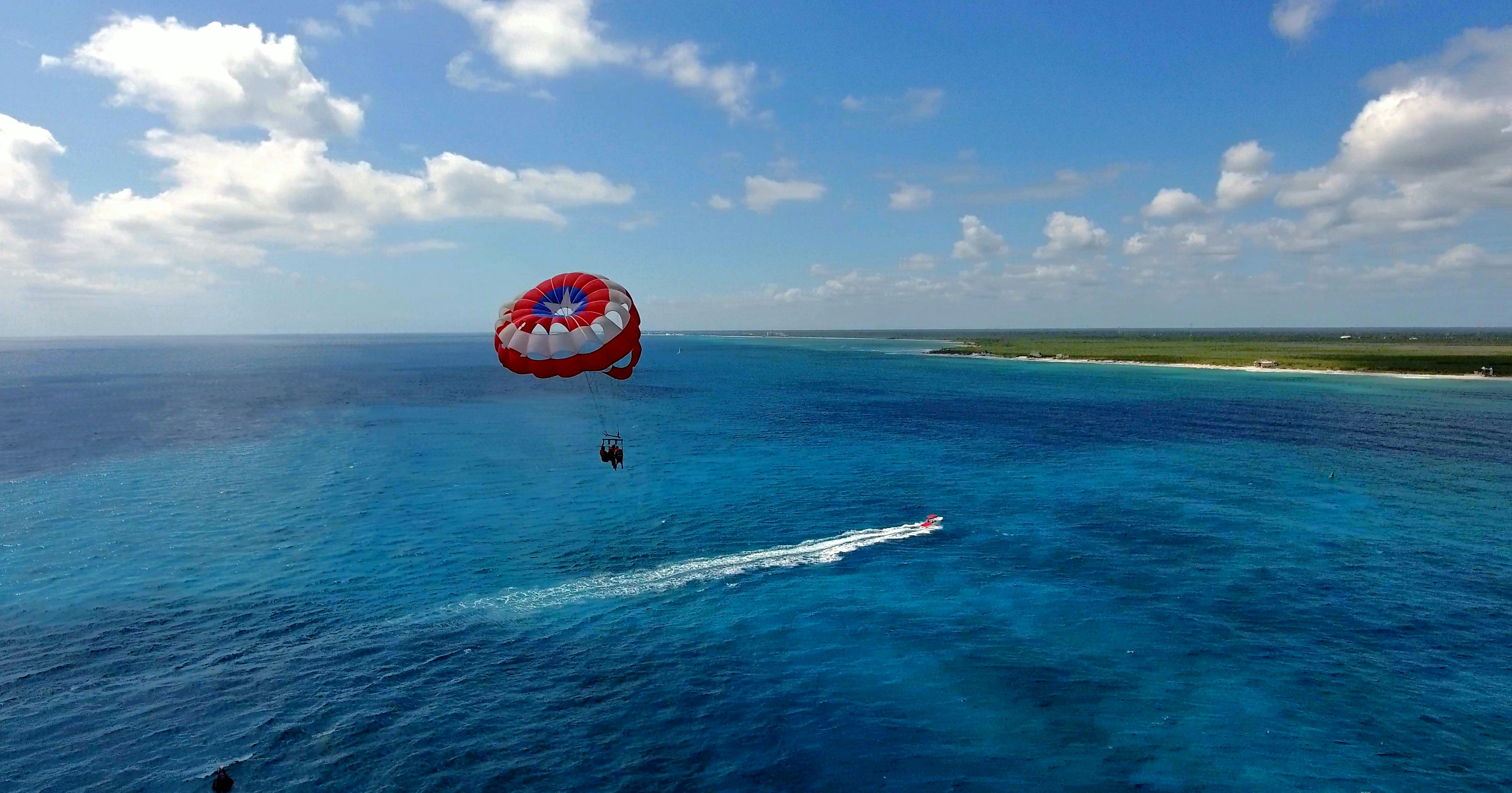 Person im Fallschirm