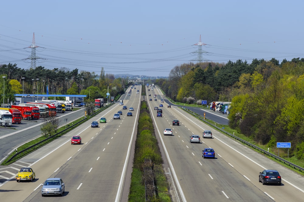 Véhicules sur la route pendant la journée