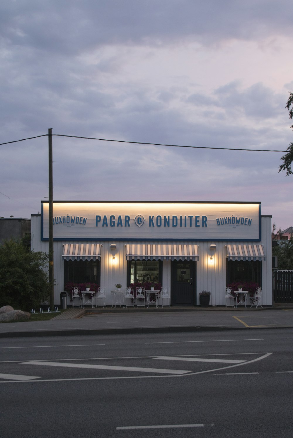 white and blue Pagar Kondiiter cafe