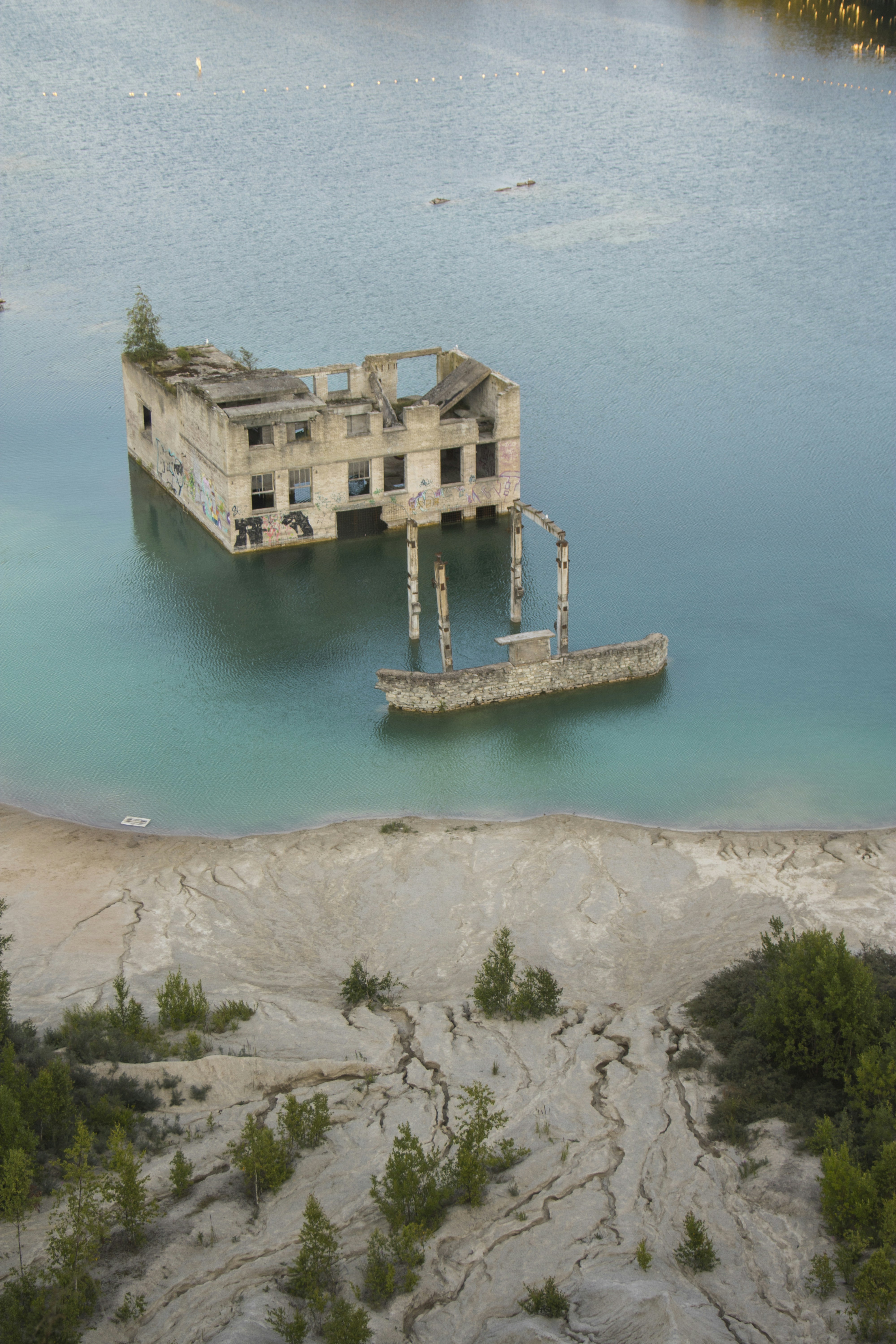 Bâtiment en béton de ruine brune