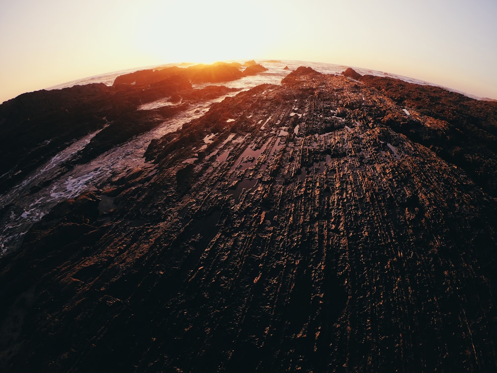 Il sole sta tramontando su una montagna rocciosa