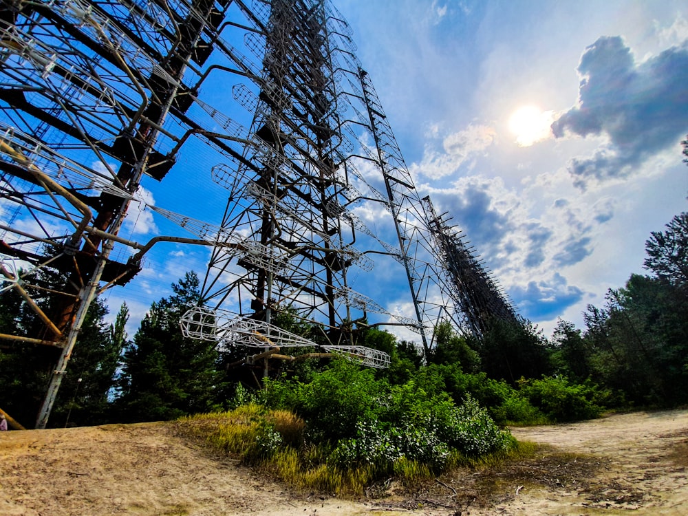 Fotografía de ángulo bajo de la torre durante el día