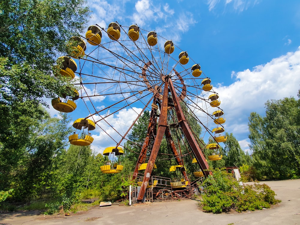 yellow and brown ferris wheel